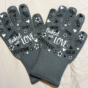 NWOT Temptations "Baked with Love" oven mitts